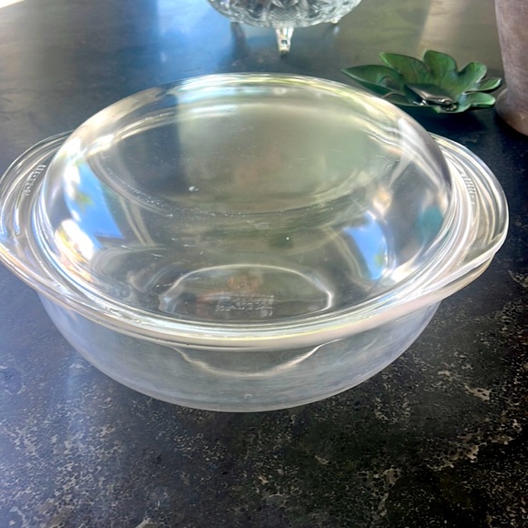 PYREX Other - Vintage PYREX clear glass 2 qt bowl with matching lid 024